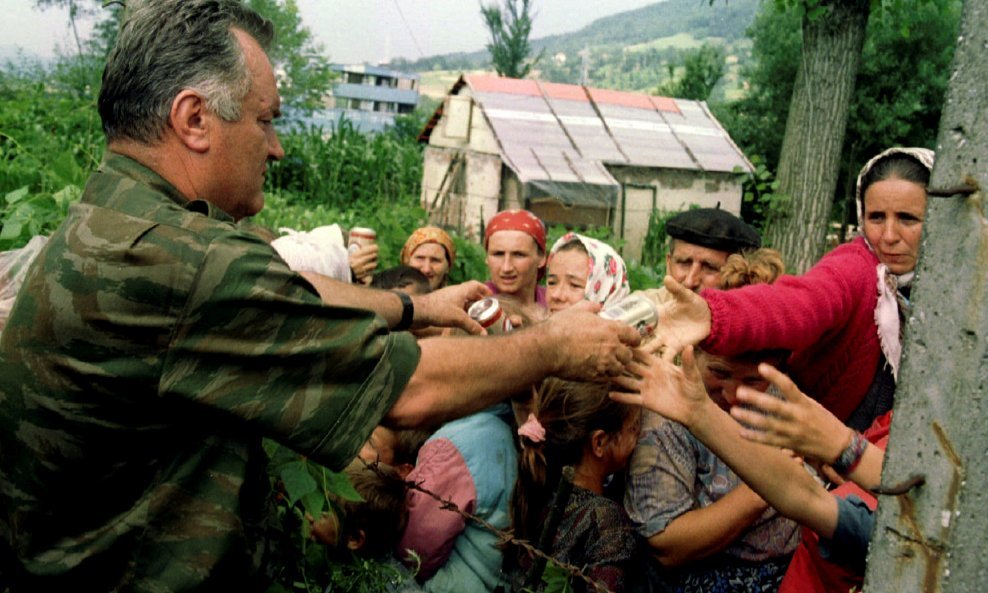 Ratko Mladić prije pokolja u Srebrenici glumio je dobrotvora.