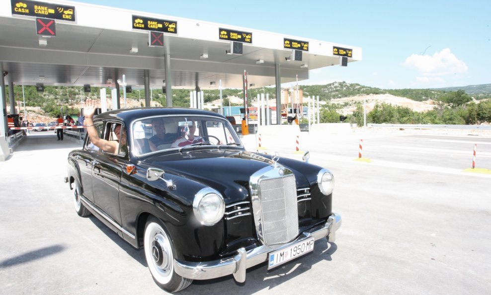 Kroz tunel Sv. Ilija prvi su se provezli Imoćani Mirko Perkušić, Živko Dodig i Željko Vuković u oldtimer Mercedesu