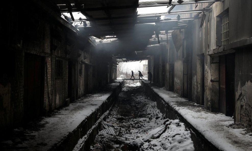 Migranti usred zime u opustošenom skladištu