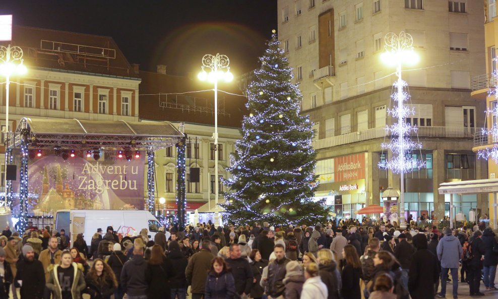 'Advent u Zagrebu' svečano je u subotu otvoren paljenjem prve adventske svijeće.