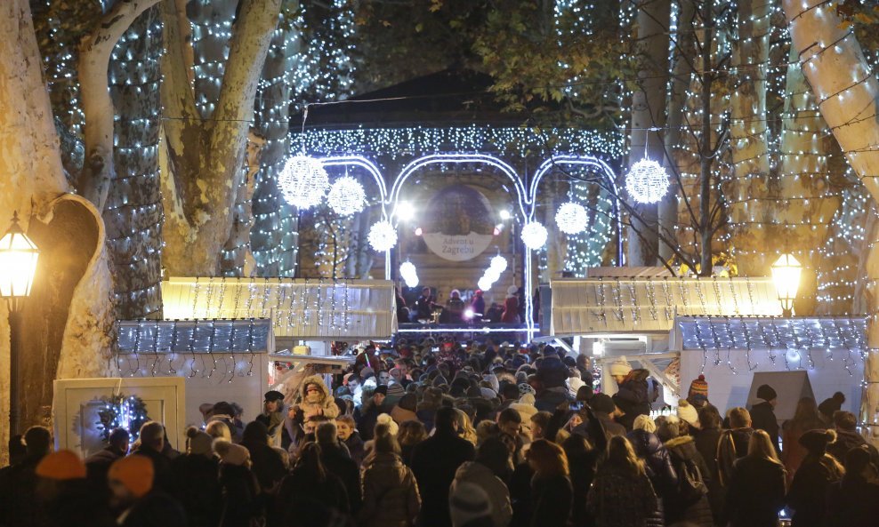 Advent u Zagrebu svečano je u subotu otvoren paljenjem prve adventske svijeće