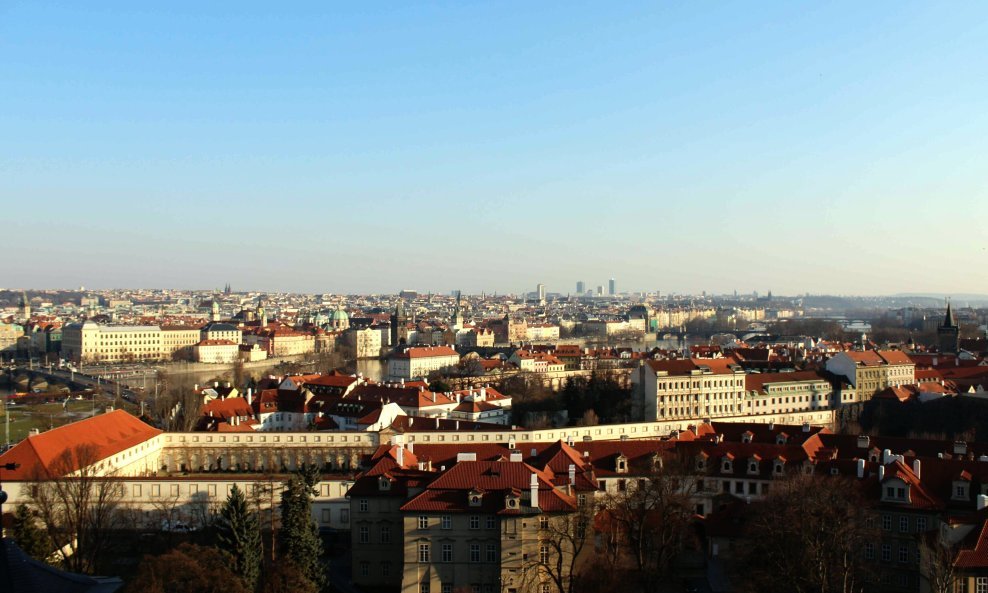 Tisuće Čeha prosvjedovalo je u ponedjeljak navečer u Pragu i u desetak drugih gradova protiv imenovanja komunističkog zastupnika Zdeneka Ondračeka