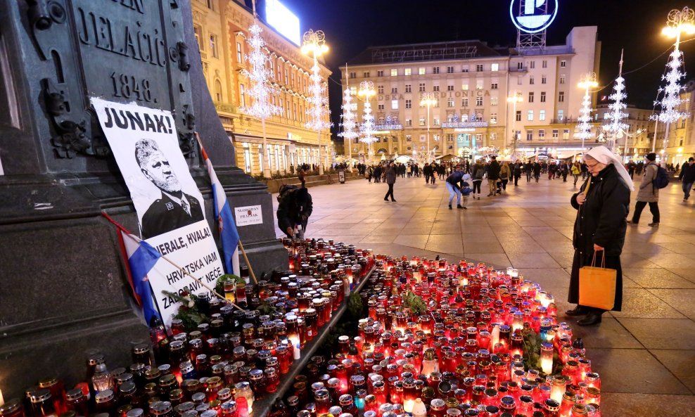 Zapaljene svijeće na Trgu bana Jelačića za preminulog generala Praljka