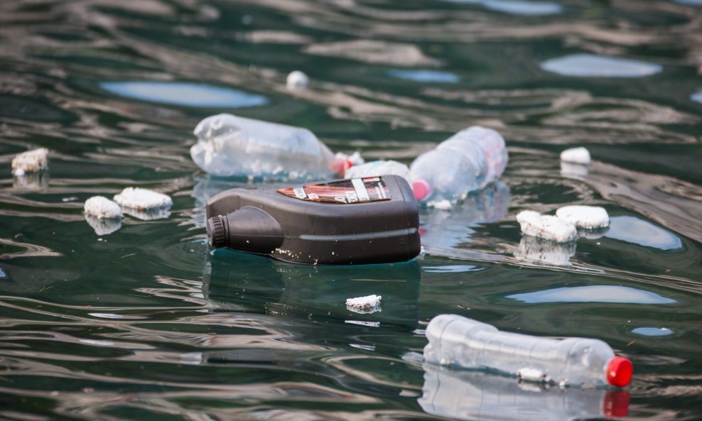 Plastični otpad u moru