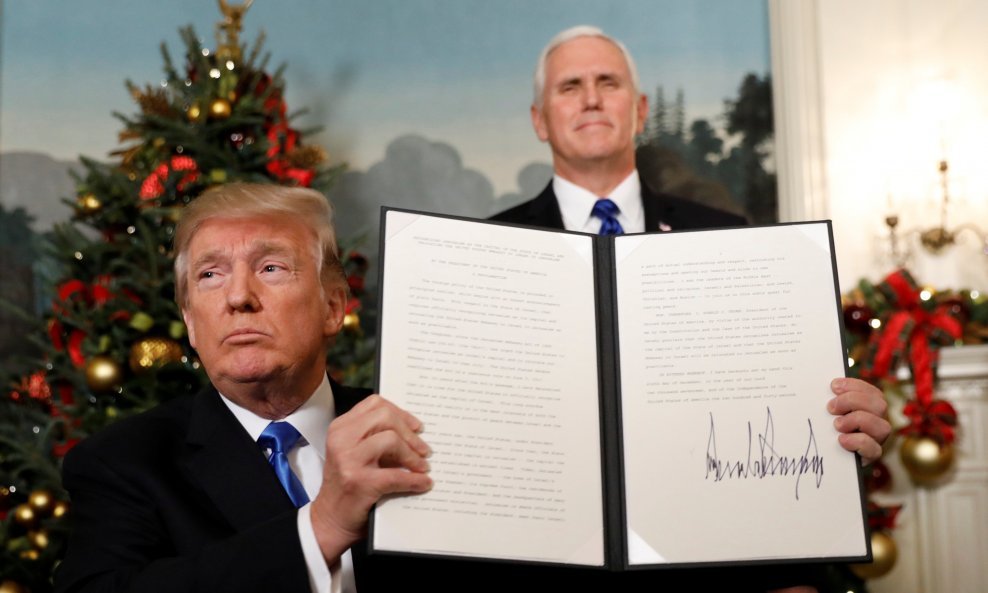 Trump u društvu potpredsjednika Pencea pokazuje potpisanu uredbu o priznanju Jeruzalema