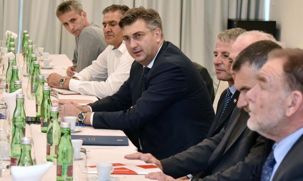 Premijer Plenković u Šibeniku s predstavnicima braniteljskih udruga