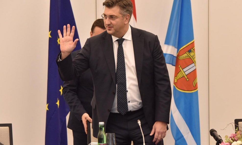 Premijer Plenković na sastanku u Šibeniku: Smanjili smo javni dug, raste zaposlenost...