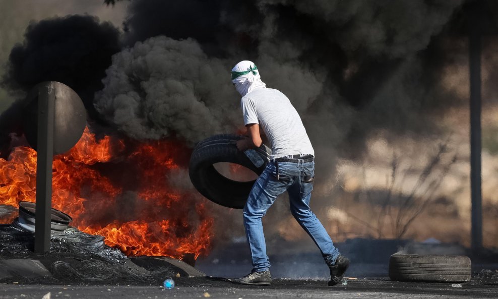 Palestinci pale gume i bacaju kamenje, bombe i molotovljeve koktele na izraelsku stranu