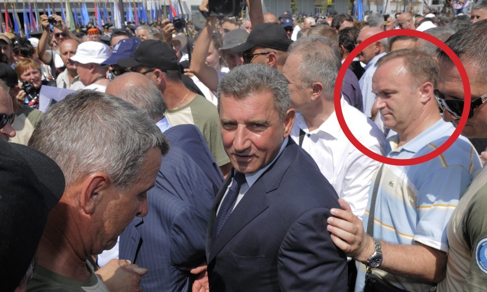 Vlado Galić (u krugu) na proslavi u Kninu 2013. uz Antu Gotovinu