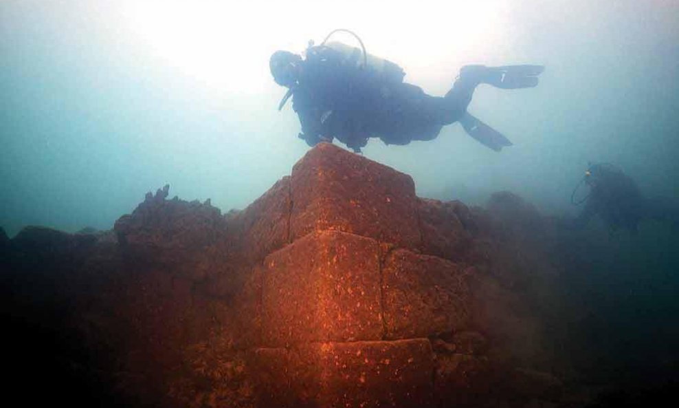 Zamak je pronašla ekipa podvodnih arheologa predvođena Tahsinom Ceylanom