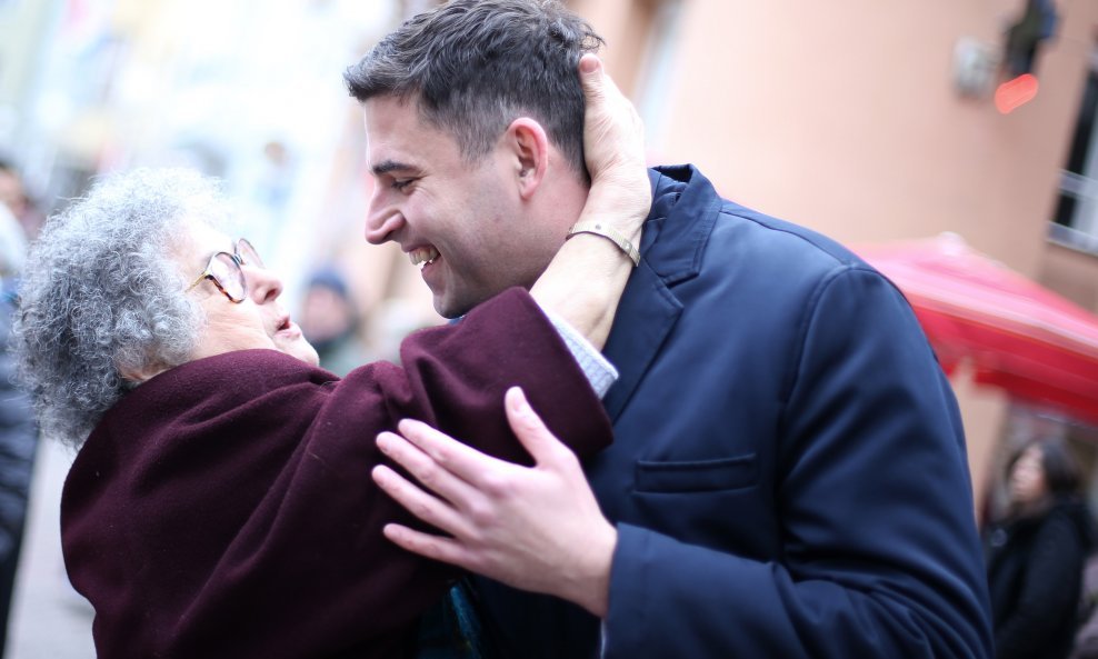 Gospođa oduševljena Davorom Bernardićem odlučila ga je  zagrliti