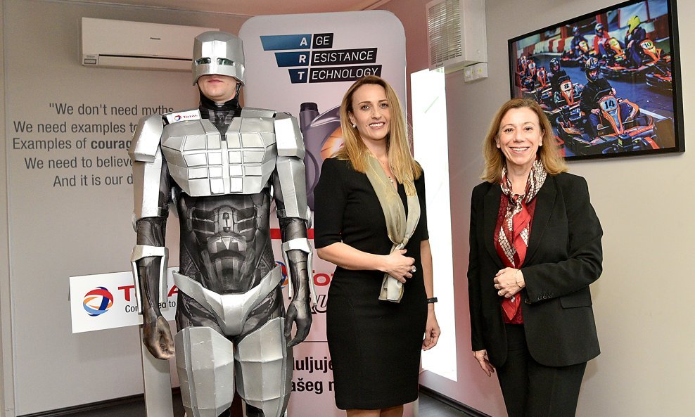 gđa Almila Acan Kahvecioglu, gđa Corinna Meunier, Total Robot
