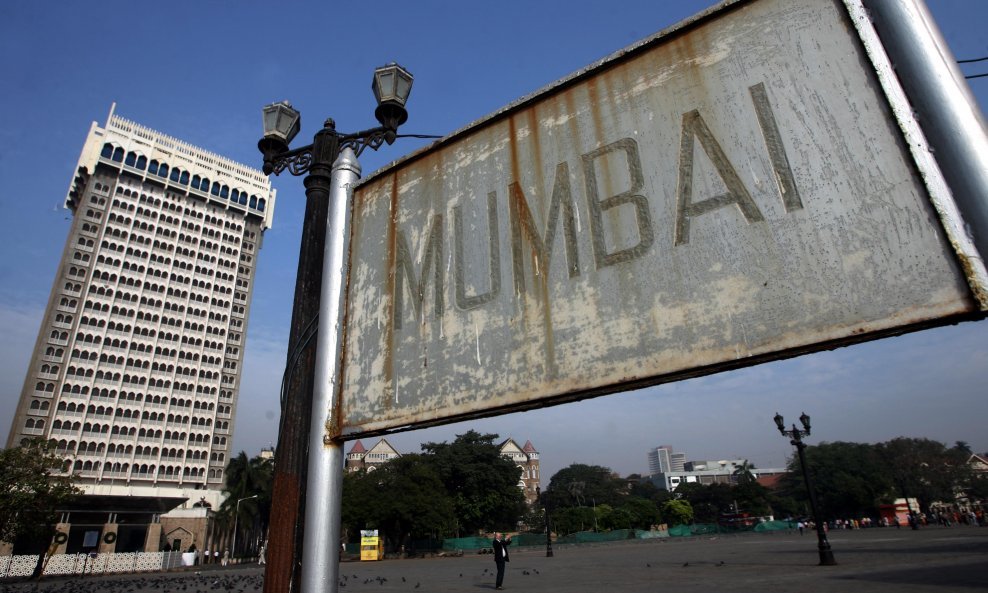 Najmanje je 15 osoba poginulo u ljudskom stampedu na željezničkoj stanici u Mumbaiju