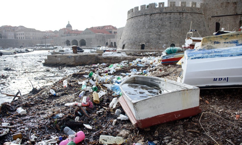 Smeće u moru kod Dubrovnika