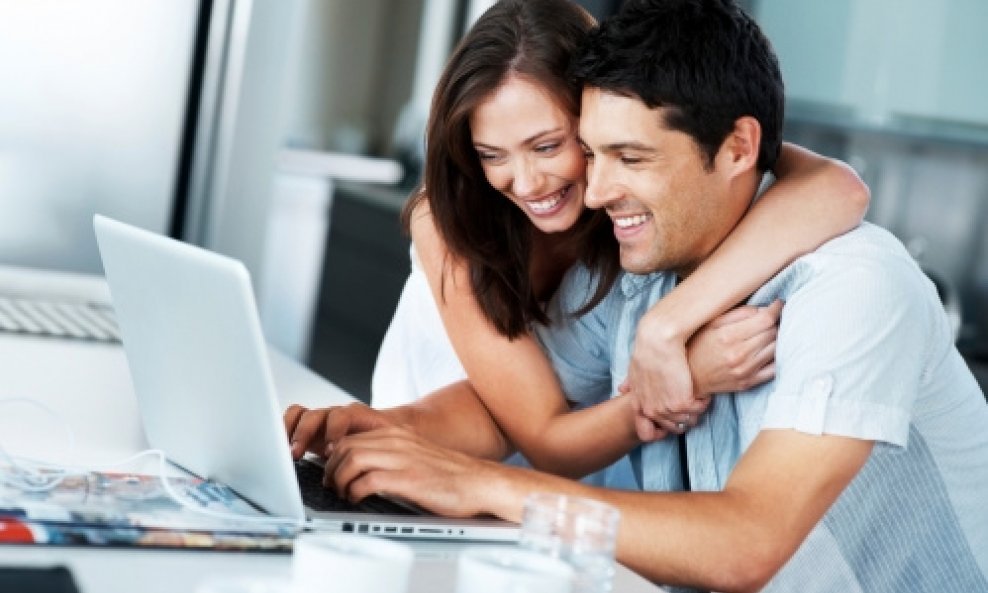 muškarac žena ljubav laptop