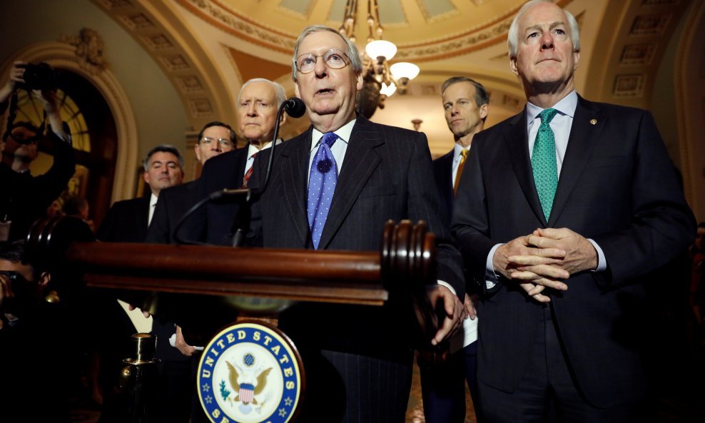 Senatori Mitch McConnell, Cory Gardner, John Barrasso, Orrin Hatch, John Thune i John Cornyn