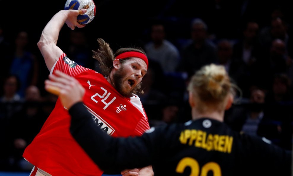 Men's Handball - Denmark v Sweden - 2017 Men's World Championship Main Round - Group D - AccorHotels Arena in Bercy, Paris, France - 16/01/17 -  Mikael Appelgren of Sweden and Mikkel Hansen of Denmark in action. REUTERS/Gonzalo Fuentes