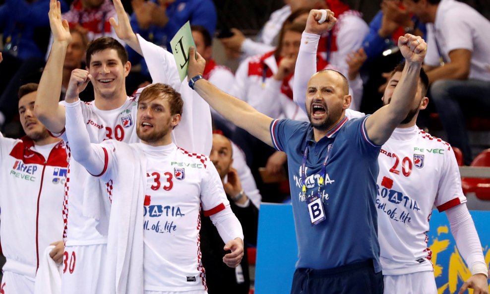Men's Handball - Croatia v Belarus - 2017 Men's World Championship Main Round - Group C -  Kindarena in Rouen, France - 16/01/17 - Croatia's Luka Cindric and head coach Zeljko Babic react.   REUTERS/Charles Platiau