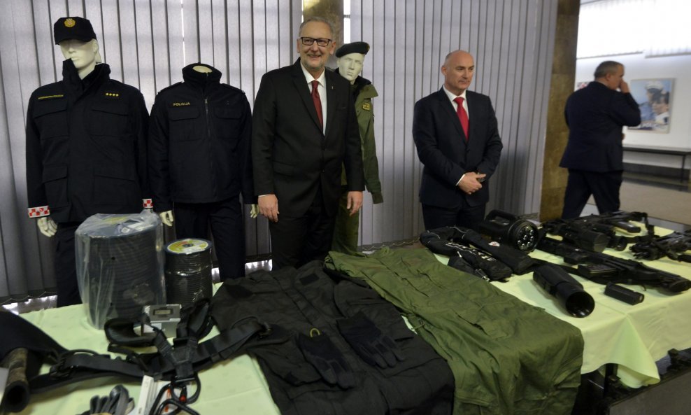 Ministar Davor Božinović predstavio komplete policijske opreme