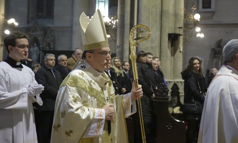 Kardinal Bozanić vodio je misu polnoćku u zagrečkoj katedrali