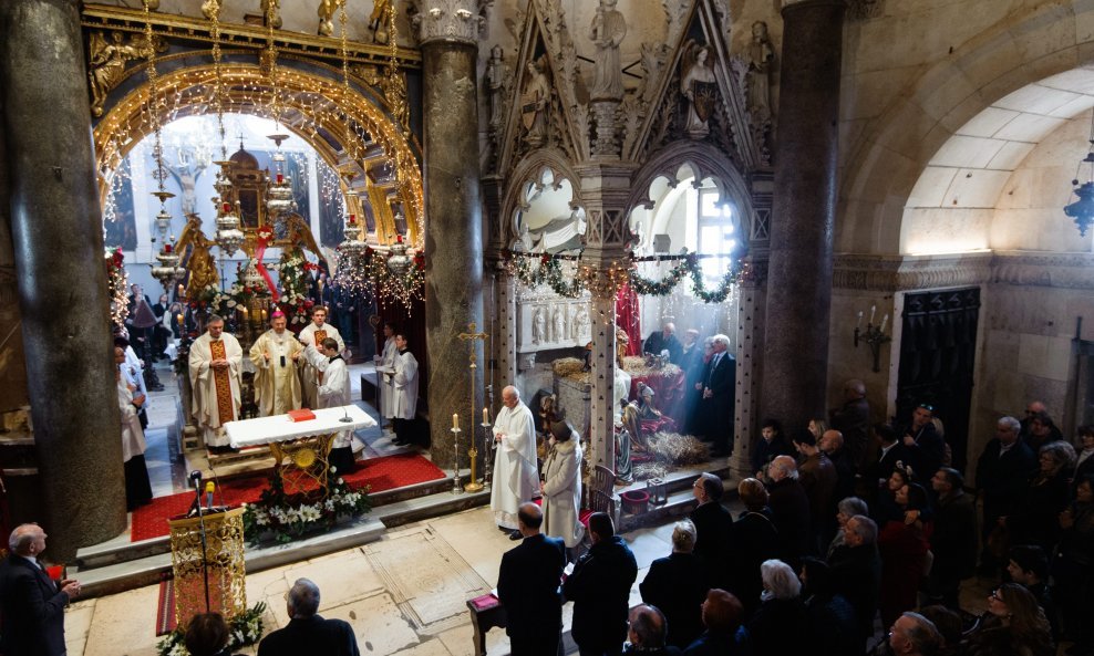 Nadbiskup Marin Barišić predvodi božićnu misu u katedrali sv. Dujma
