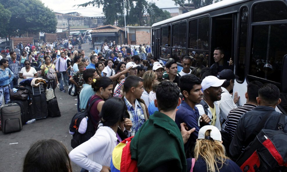 Zbog ograničenja u prodaji goriva stanovnici Venezuele suočavaju se s velikim gužvama u javnom prijevozu