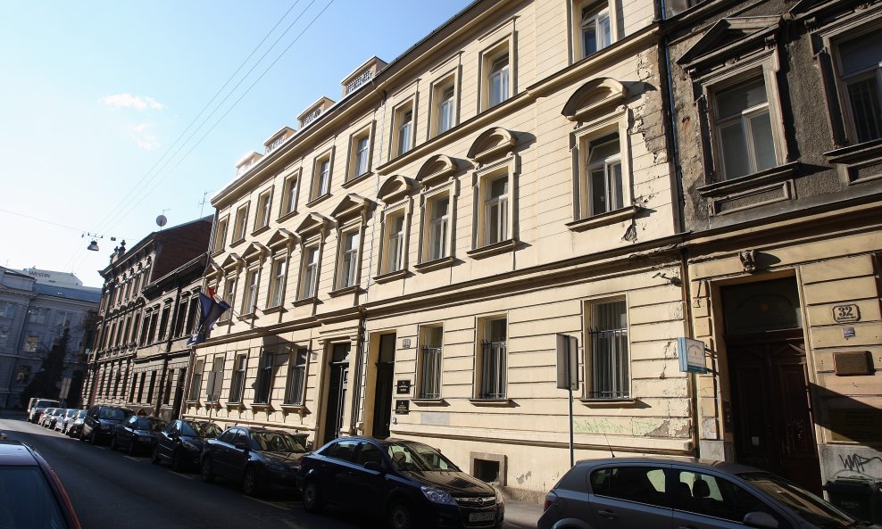 Državna škola za javnu upravu smještena je u Medulićevoj ulici u Zagrebu na broju 36
