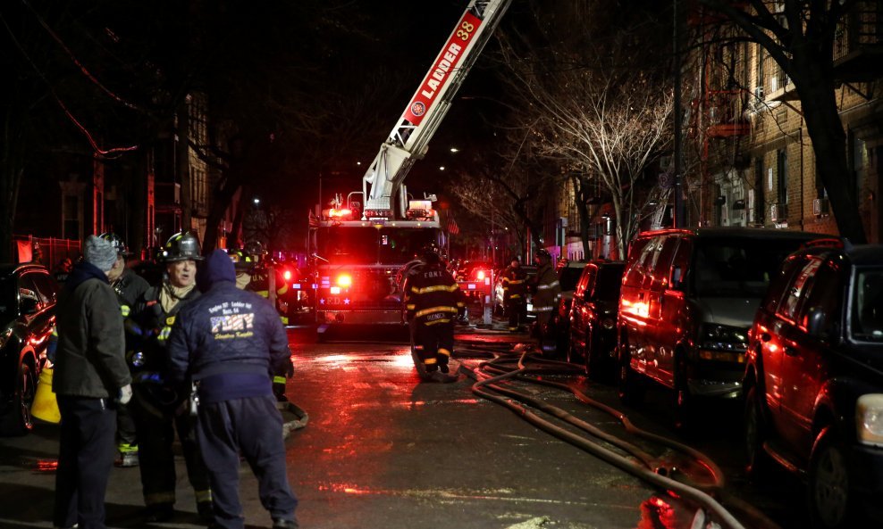 Vatrogasci su uspjeli spasiti dvanaest osoba