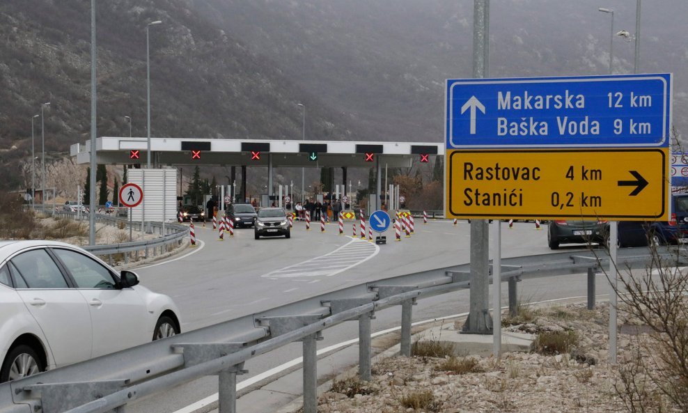 Od Nove godine promet tunelom Sveti Ilija kroz planinu Biokovo je besplatan. Stanovnici imotske krajine i političari odlučili su to obilježiti