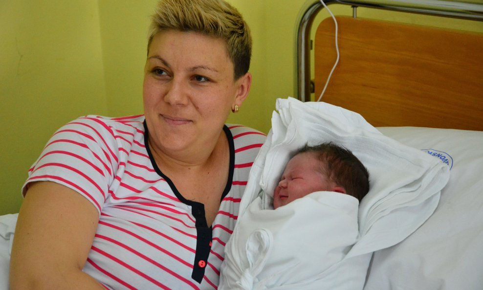 Župan posjetio prvu bebu rođenu u Slavonskom Brodu u Novoj godini