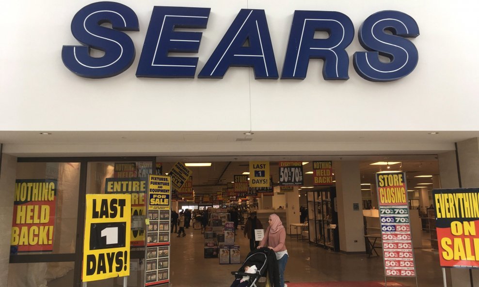 Trgovina Sears u Oakvilleu posljednji radni dan prije zatvaranja 17. prosinca 2017. Ta je trgovina bila 2017. proglašena najboljom u državi.
