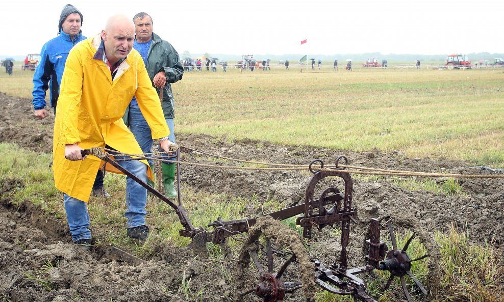 Ministar poljoprivrede Tomislav Tolušić  na 15. Natjecanju u oranju i 6. Natjecanju u oranju konjima u Kupinečkom Kraljevcu