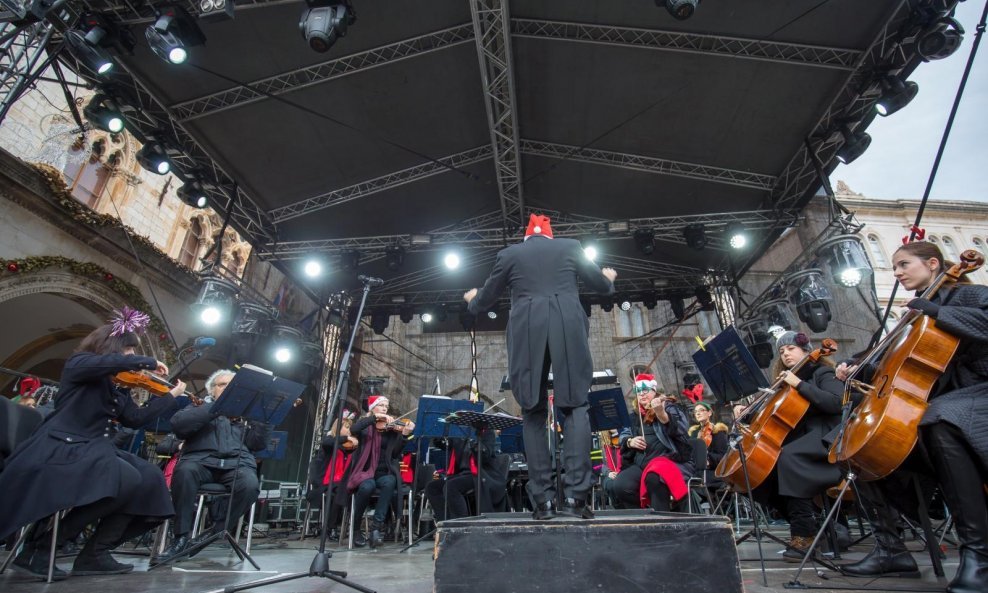 Novogodišnji nastup Dubrovačkog simfonijskog orkestra na Stradunu