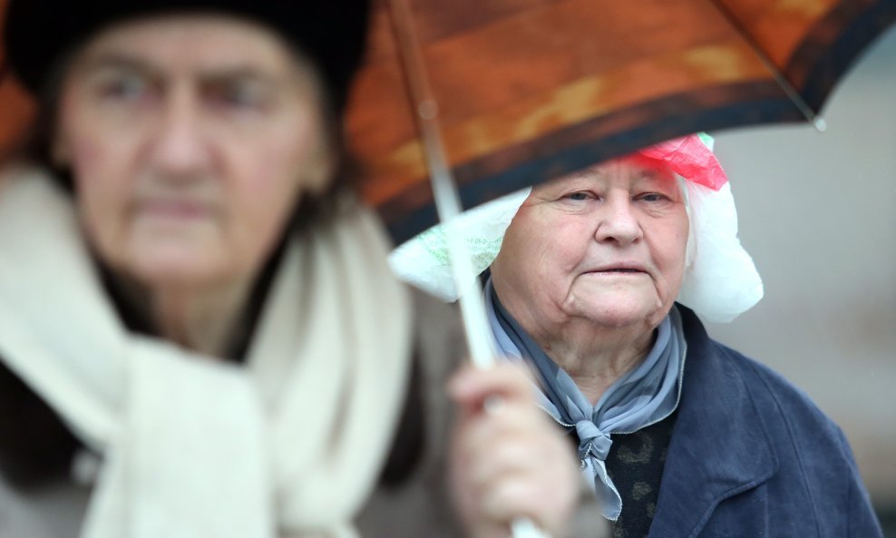 U nedostatku kišobrana treba biti snalažljiv kao gospođa koja je glavu pokrila vrećicom