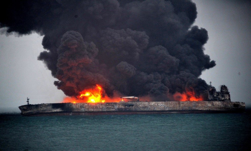 Požar na iranskom tankeru