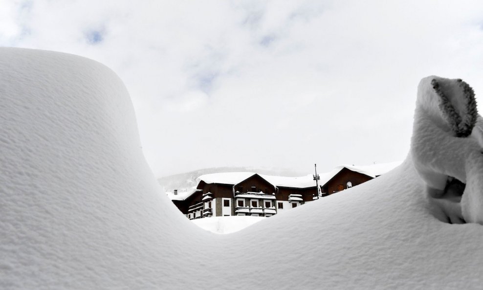 Počela  je zračna evakucija turista blokiranih u švicarskim Alpama
