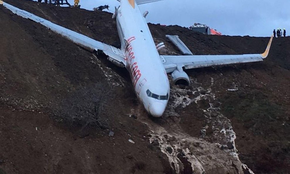 Avion se zaustavio tik iznad litice