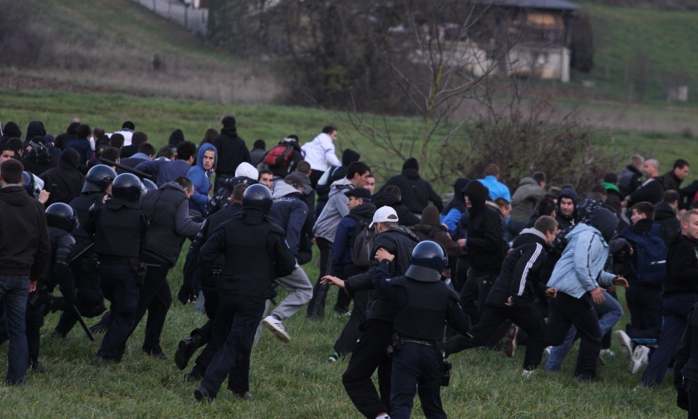 Torcidaši bježe pred policijskim pendrecima