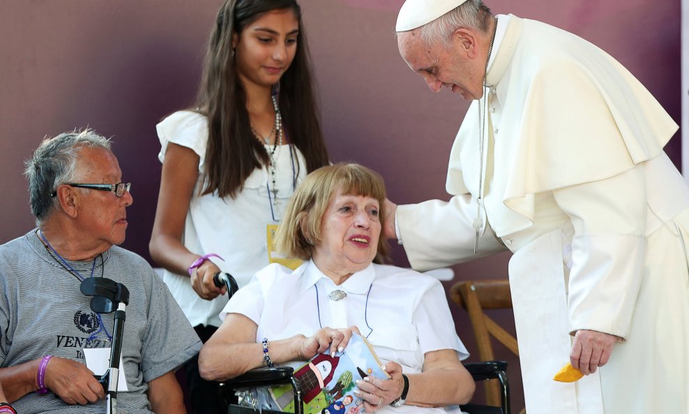 Papa Franjo u susretu s vjernicima
