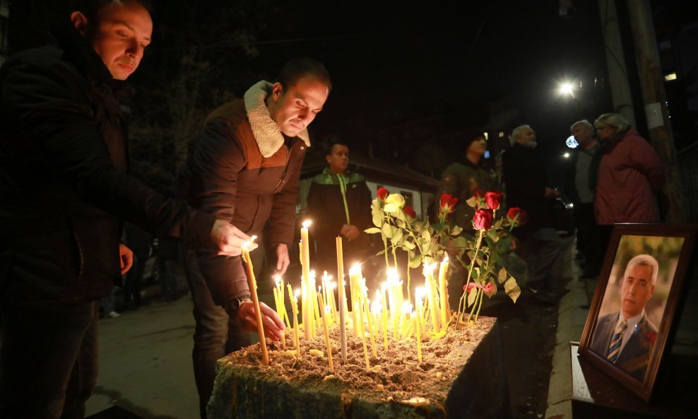 Građani sjeverne Kosovke Mitrovice pale svijeće za ubijenog Ivanovića