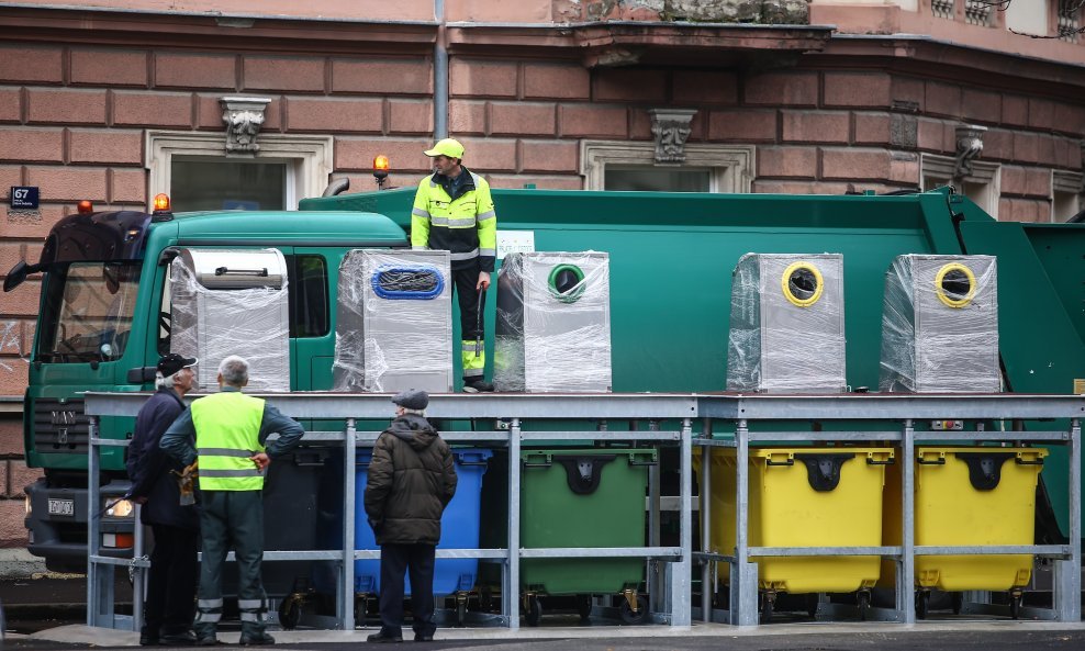 Podzemni kontejneri za razdvajanje otpada u Deželićevoj ulici u Zagrebu