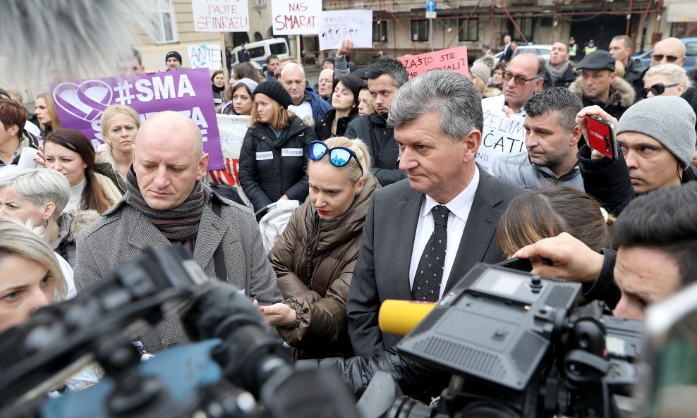 Ministar Kujundžić s predstavnicima Koalicije udruga u zdravstvu na Markovu trgu u studenome 2017.