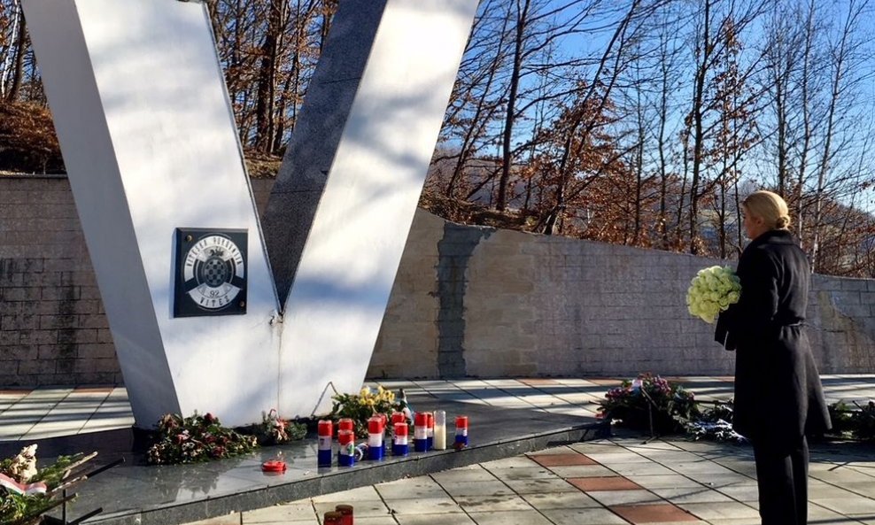 Predsjednica pred spomenikom žrtvama Armije BiH u Križančevu Selu