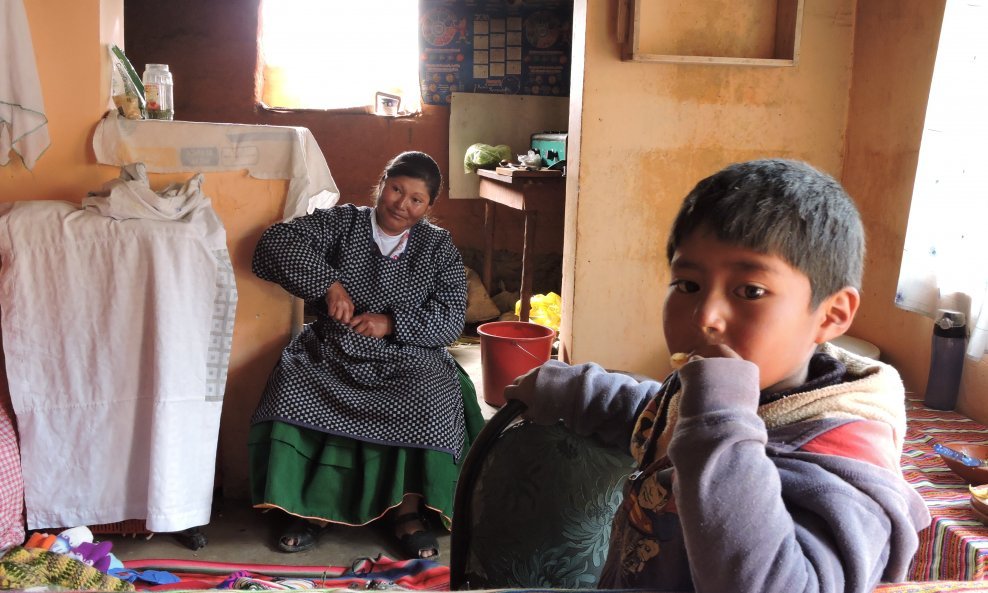Život na Amantaniju, smještenim na peruanskom dijelu Titicace - žena će pripremiti ručak, no neće sjesti za stol s ostatkom obitelji