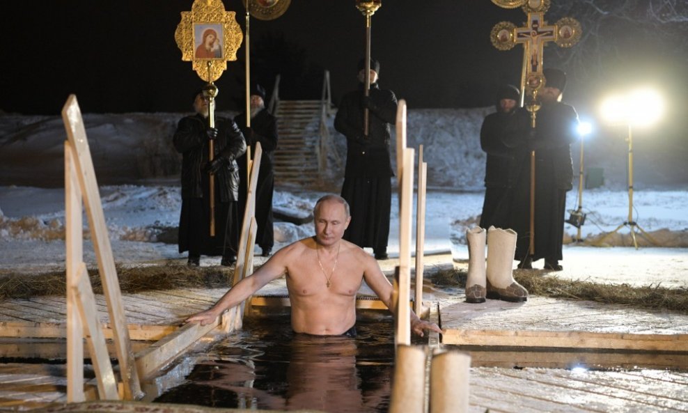 Putin se okupao u ledenoj vodi u skladu s pravoslavnom tradicijom