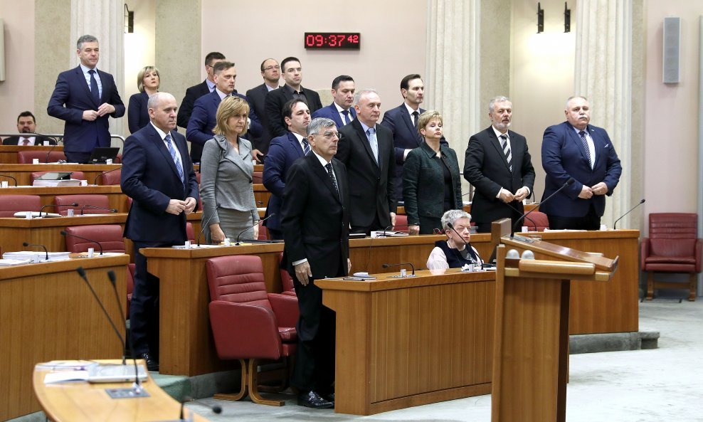 Saborska sjednica započela je minutom šutnje