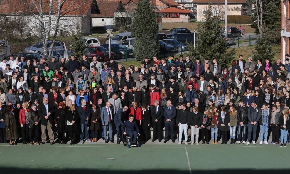 Predsjednica Kolinda Grabar Kitarović s učenicima Srednje škole Bedekovčina
