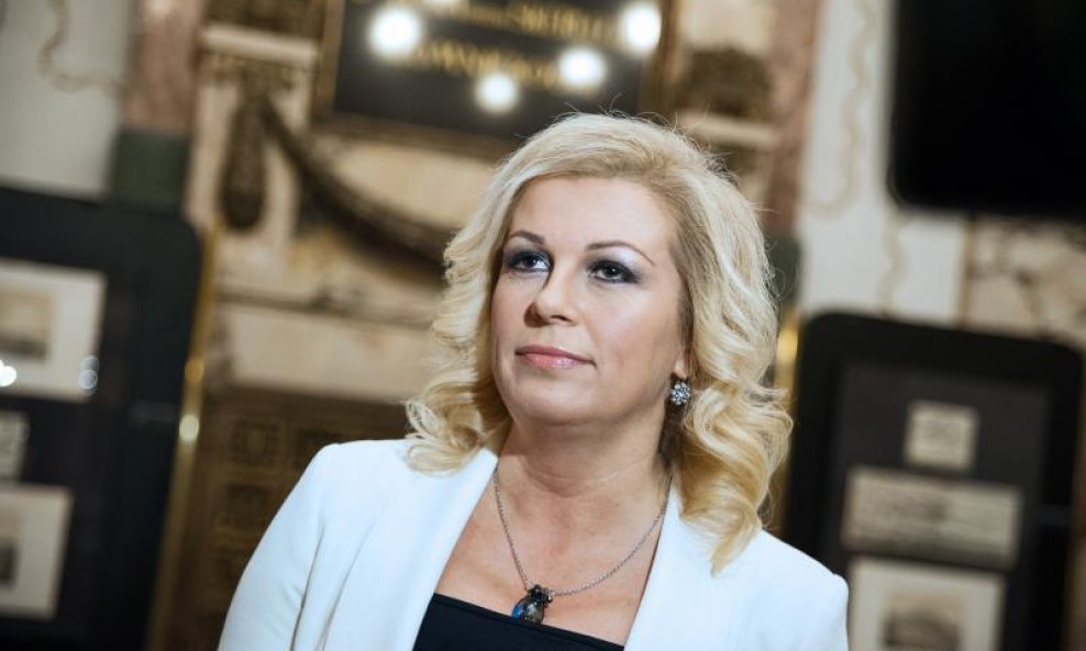 S neba pa u rebra pojavila se krajem prošle godine Kolinda Grabar Kitarović na raznim anketama o mogućim predsjedničkim kandidatima i nametnula se kao glavna konkurencija do tada nedodirljivog Ive Josipovića