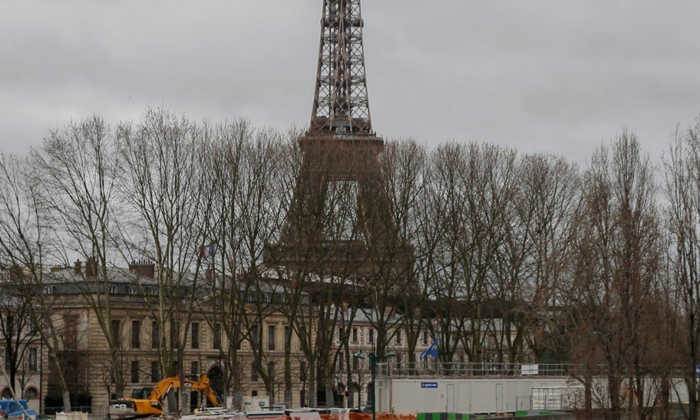 Nakon obilnih kiša i nabujale Seine, Pariz se zabijelio pod snijegom