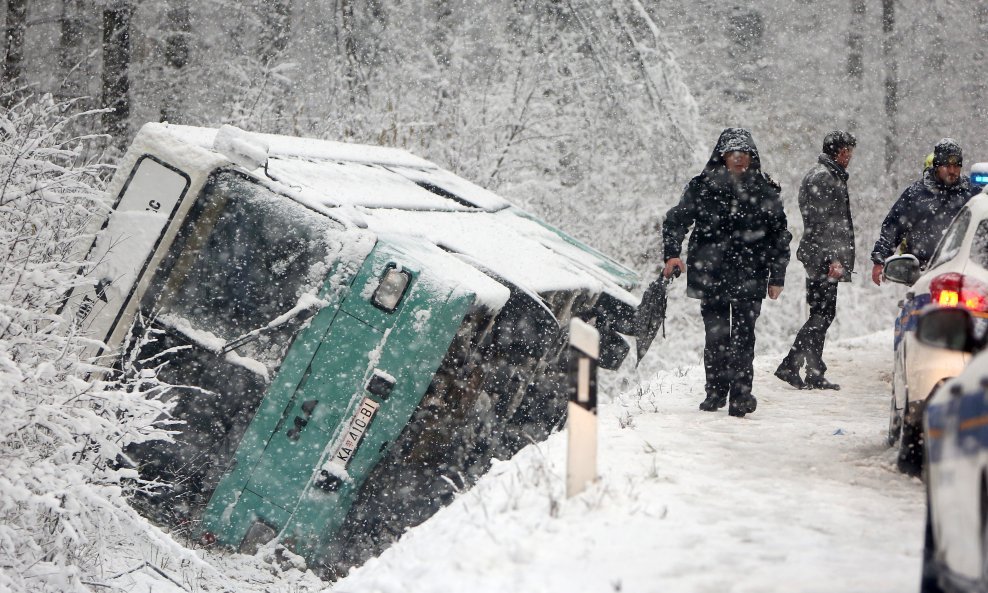 Snijeg je uzrokovao prometnu nesreću nedaleko Karlovca